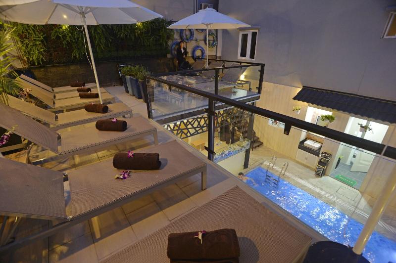 Urban Lodge Hotel Hostel image