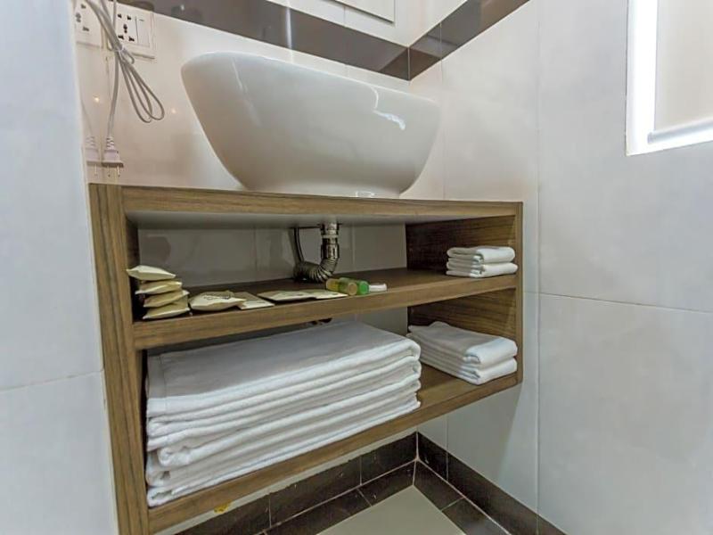 Botum Palace Hotel image