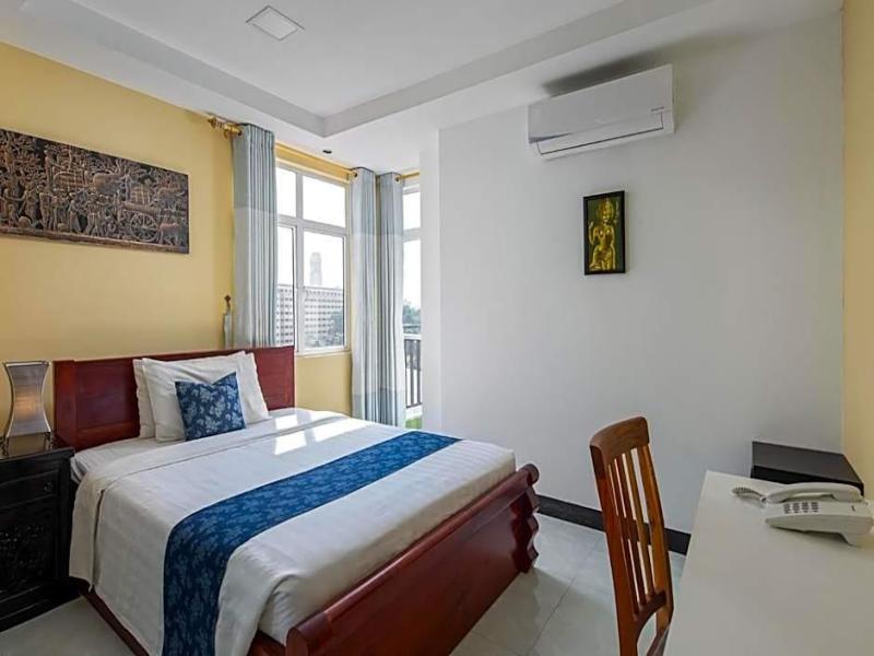 Botum Palace Hotel image