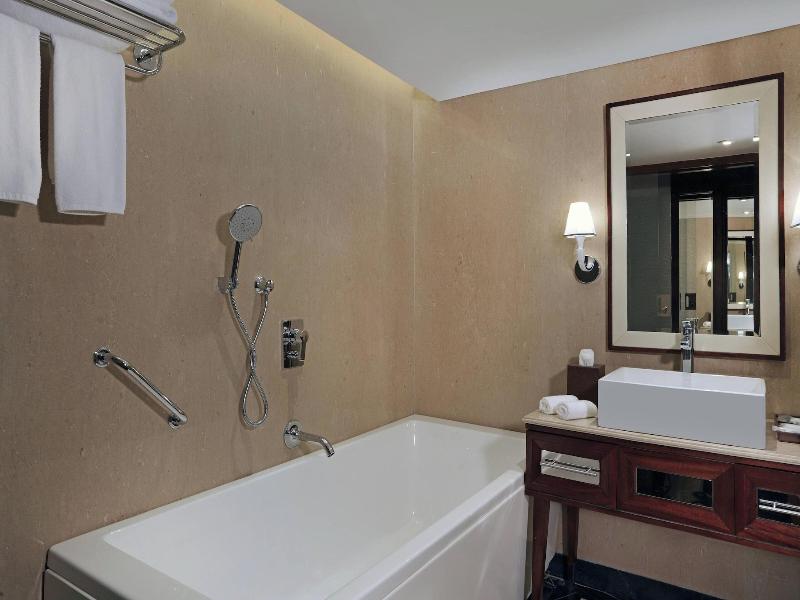 Sheraton Grand Pune Bund Garden Hotel image