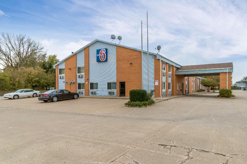 Motel 6 Davenport Ia image