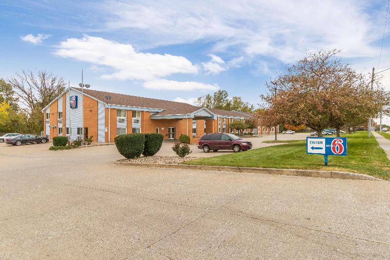 Motel 6 Davenport Ia image