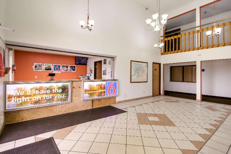 Motel 6 Davenport Ia image