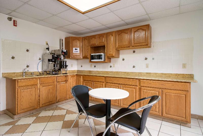 Motel 6 Davenport Ia image