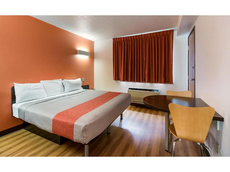 Motel 6 Davenport, IA image