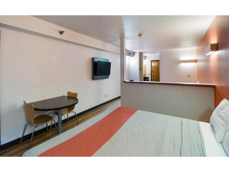 Motel 6 Davenport, IA image