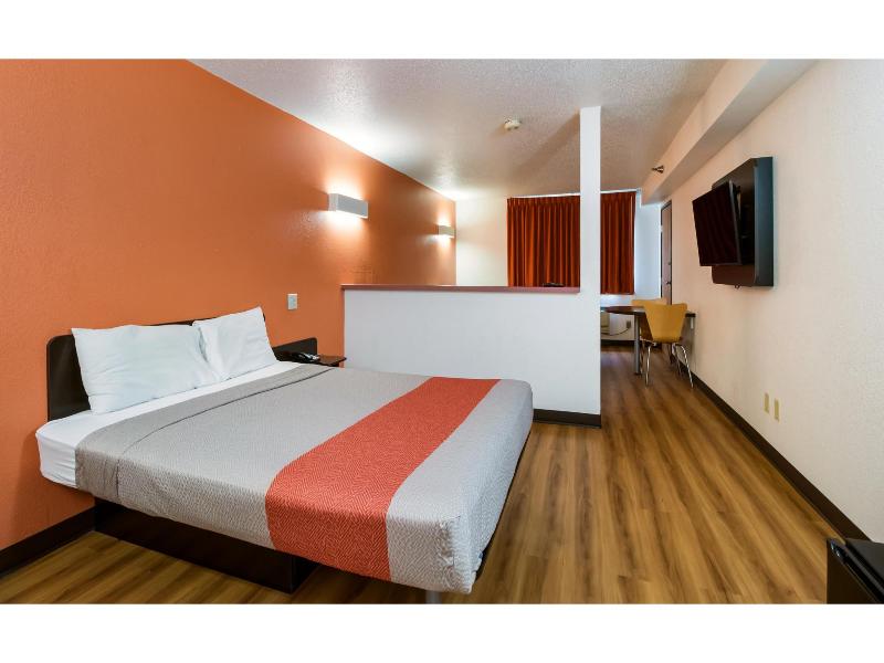 Motel 6 Davenport, IA image
