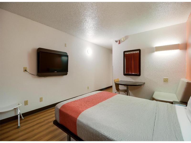 Motel 6 Davenport, IA image
