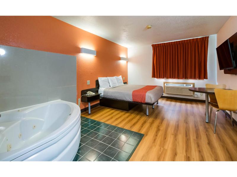 Motel 6 Davenport, IA image