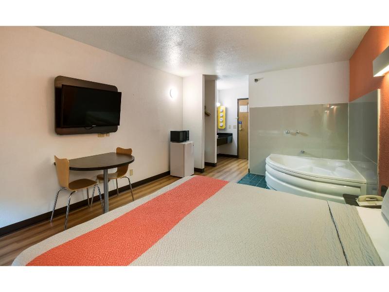 Motel 6 Davenport, IA image