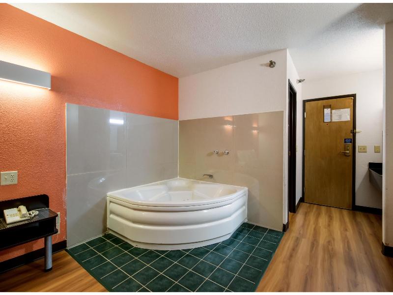 Motel 6 Davenport, IA image