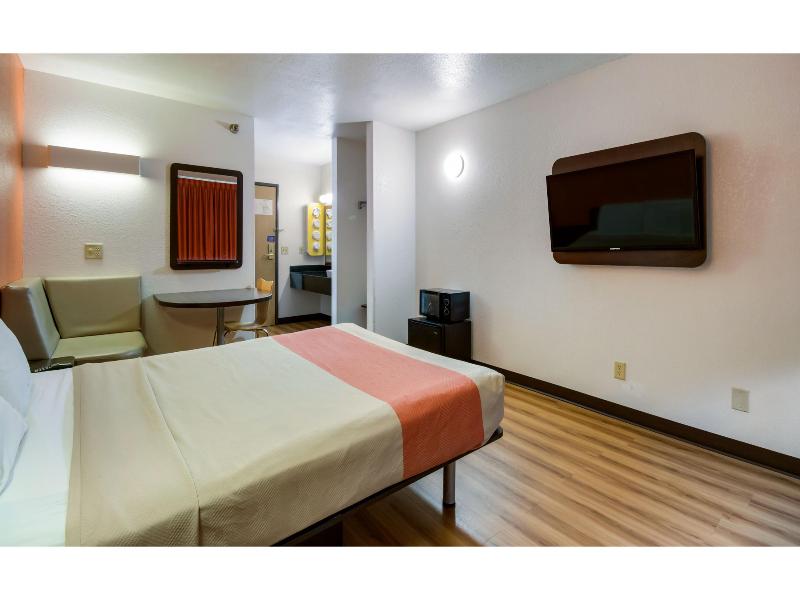 Motel 6 Davenport, IA image