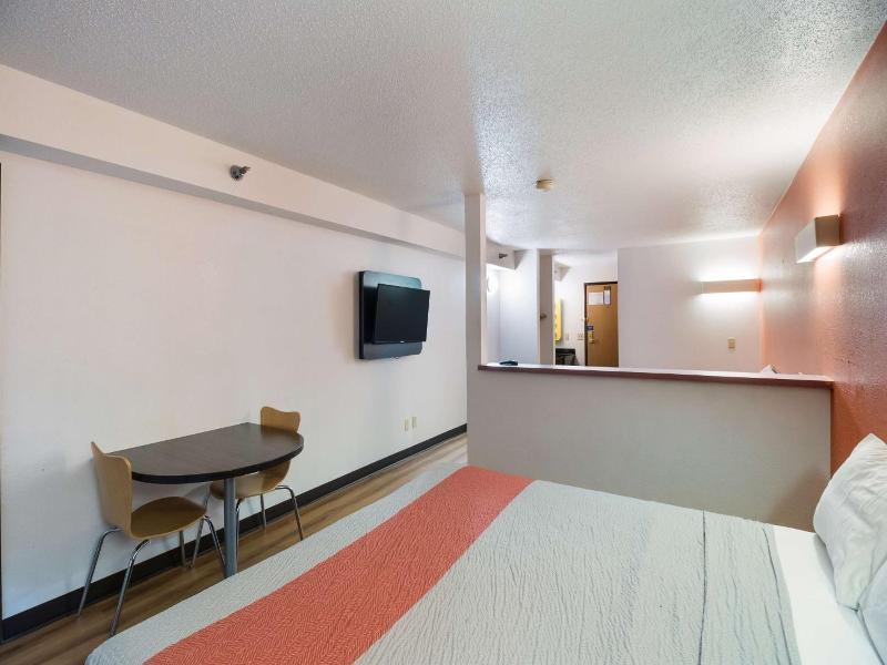 Motel 6 Davenport Ia image