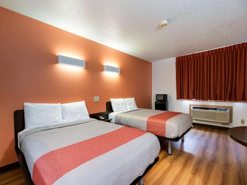 Motel 6 Davenport Ia image