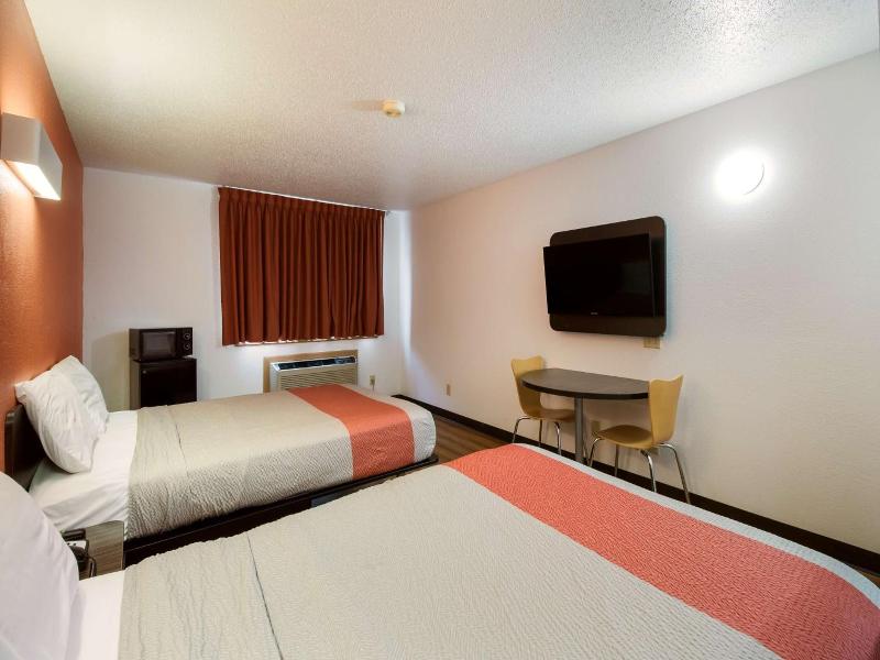 Motel 6 Davenport Ia image