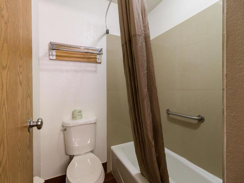 Motel 6 Davenport Ia image