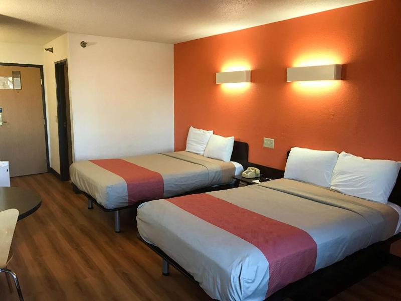Motel 6 Davenport Ia image
