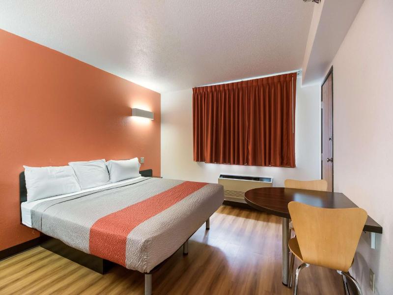 Motel 6 Davenport Ia image
