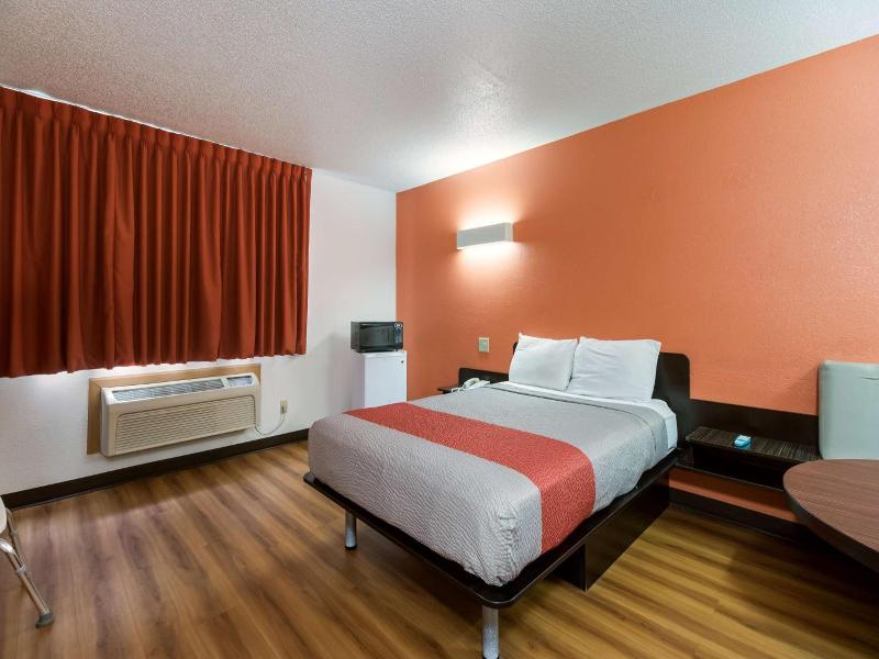 Motel 6 Davenport Ia image
