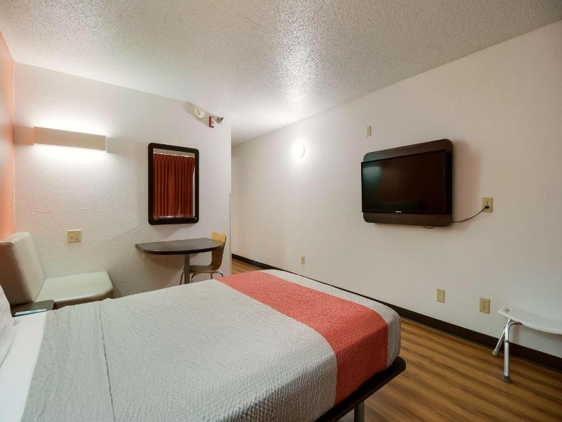 Motel 6 Davenport Ia image