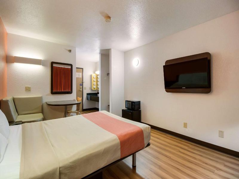 Motel 6 Davenport Ia image