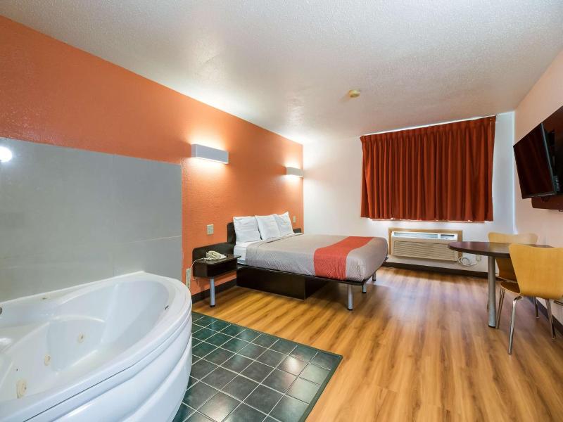 Motel 6 Davenport Ia image
