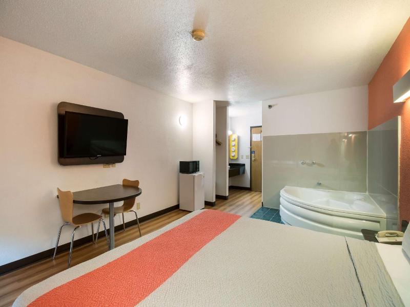 Motel 6 Davenport Ia image