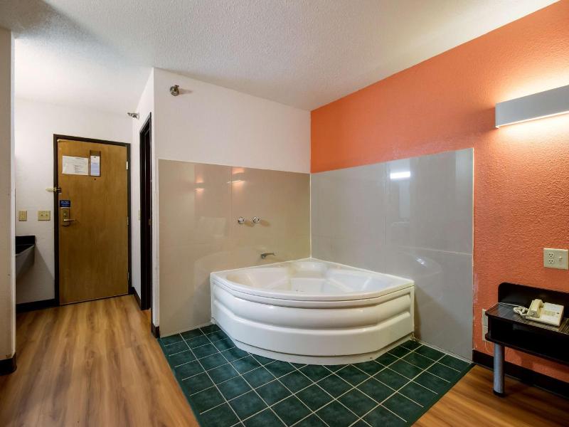 Motel 6 Davenport Ia image