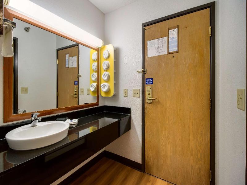Motel 6 Davenport Ia image