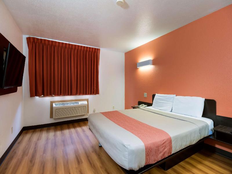 Motel 6 Davenport Ia image