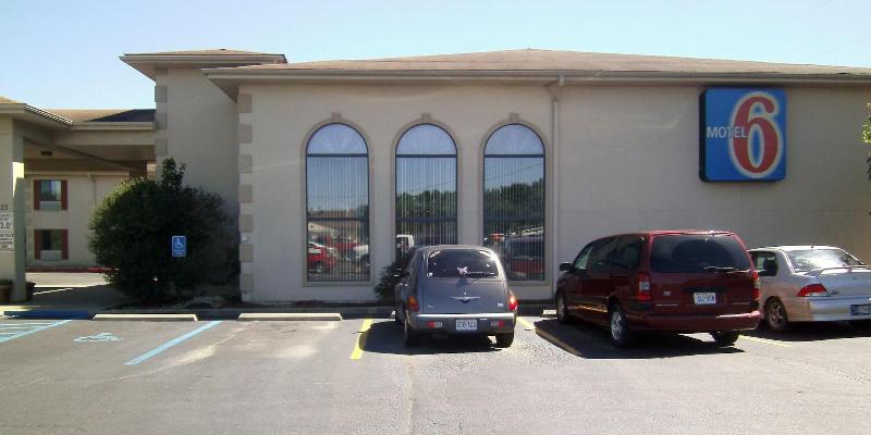 Motel 6 Hannibal Mo image