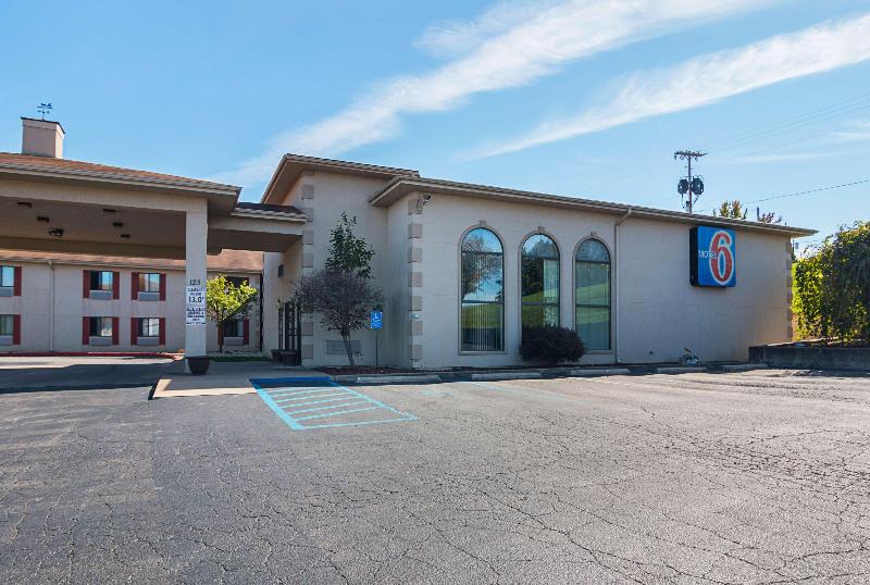 Motel 6 Hannibal Mo image