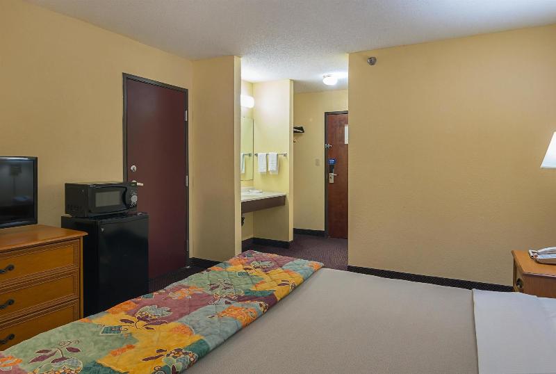 Motel 6 Hannibal Mo image