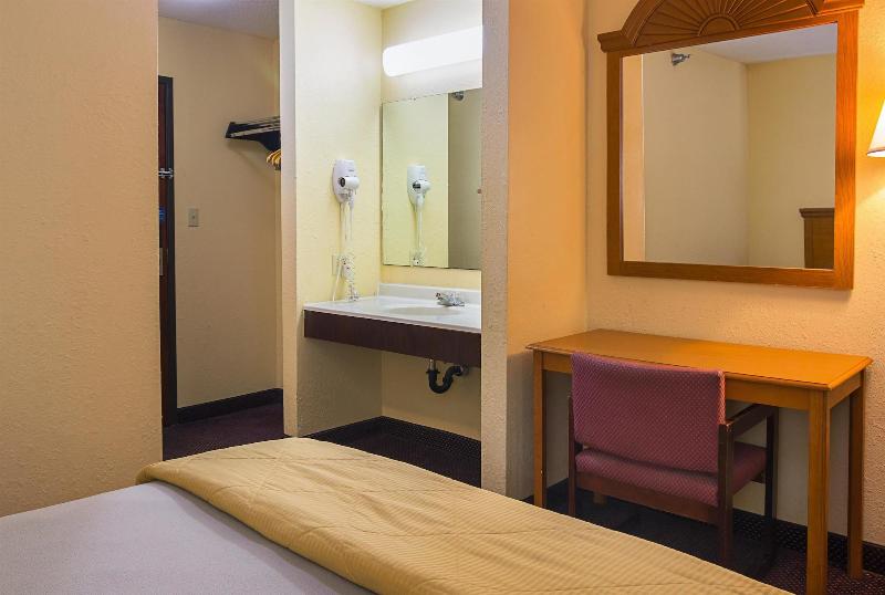 Motel 6 Hannibal Mo image