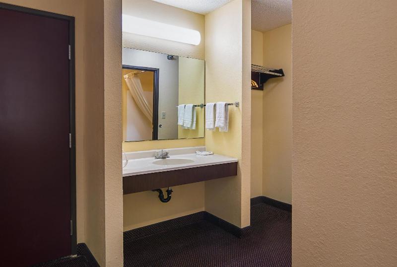 Motel 6 Hannibal Mo image
