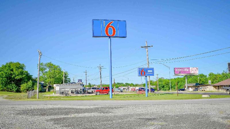 Motel 6 Atoka Ok — exterior view