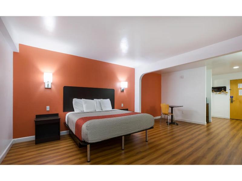 Motel 6 Suwanee, Ga - Gwinnett Center image