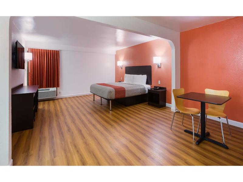 Motel 6 Suwanee, Ga - Gwinnett Center image