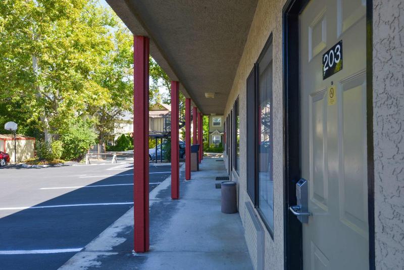 Atascadero Inn — general view