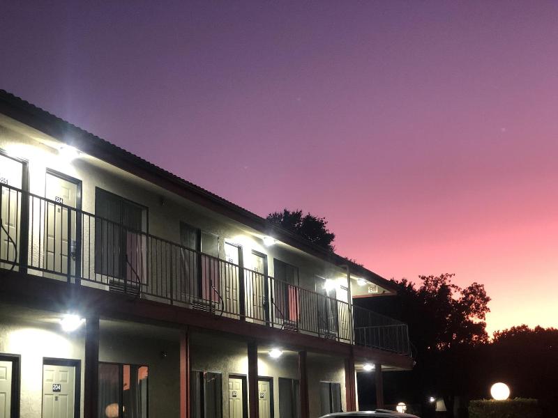 Atascadero Inn — exterior view