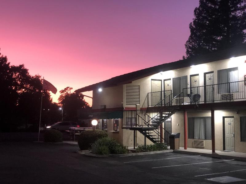 Atascadero Inn — general view