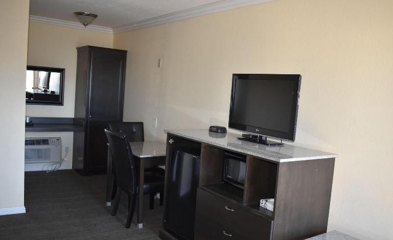 Rockview Inn And Suites image