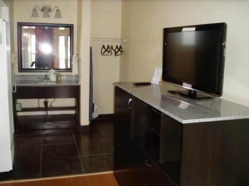 Rockview Inn And Suites image
