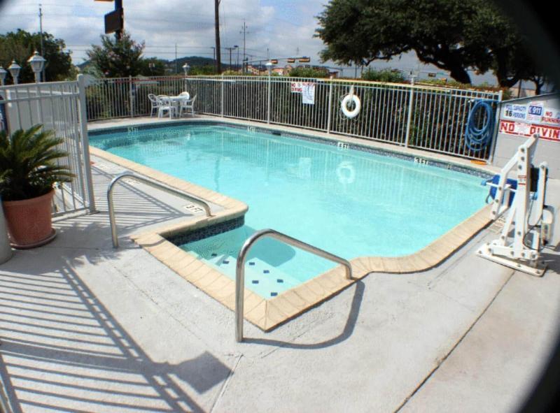 Lonestar Inn image