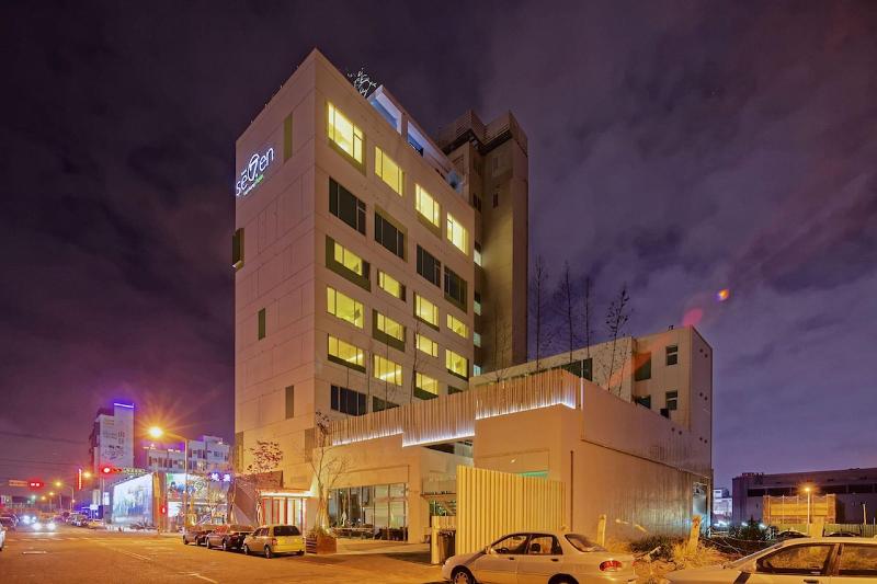 Hotel 7 Taichung image
