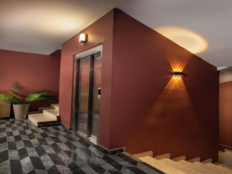 Peradise Hotel image