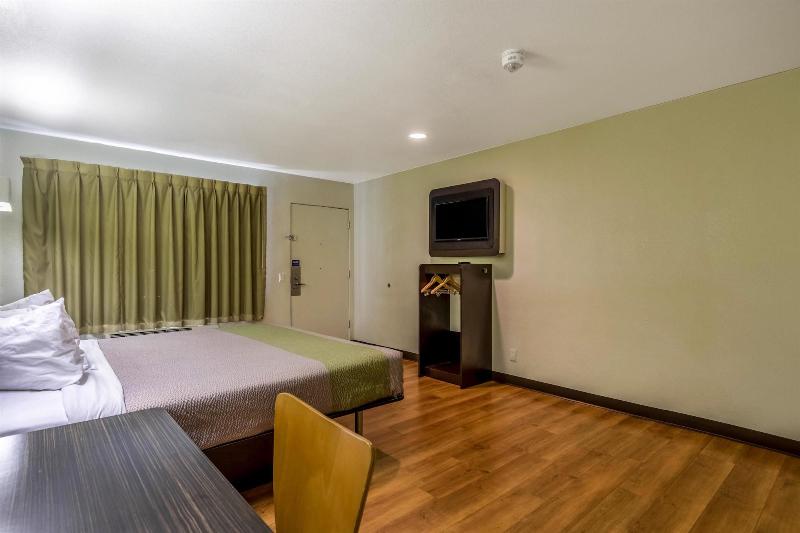 Motel 6 Redlands Ca image