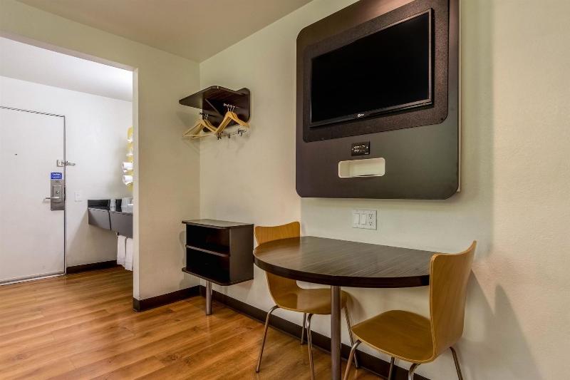 Motel 6 Redlands Ca image