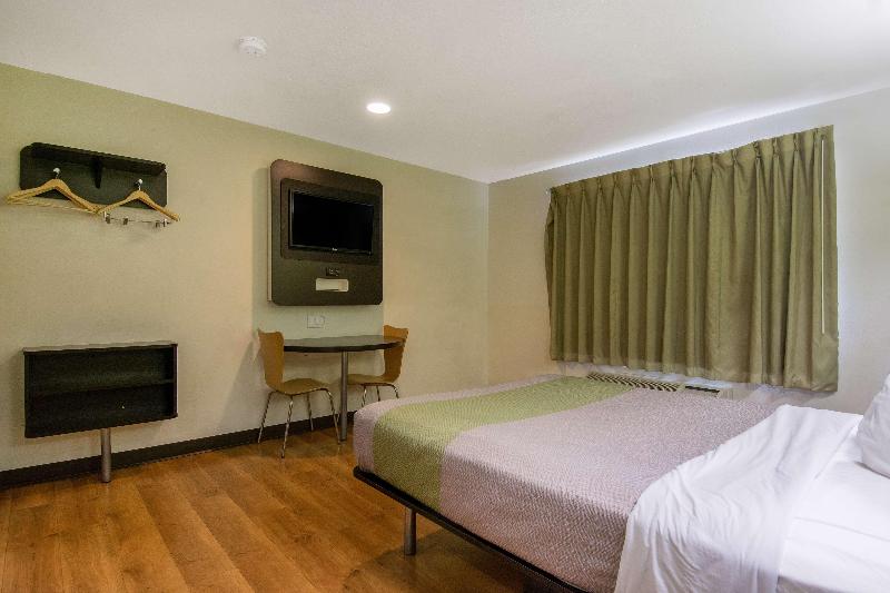 Motel 6 Redlands Ca image