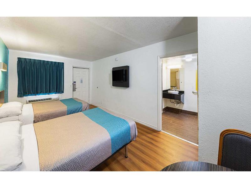 Motel 6 Grand Prairie, TX - Interstate 30 image